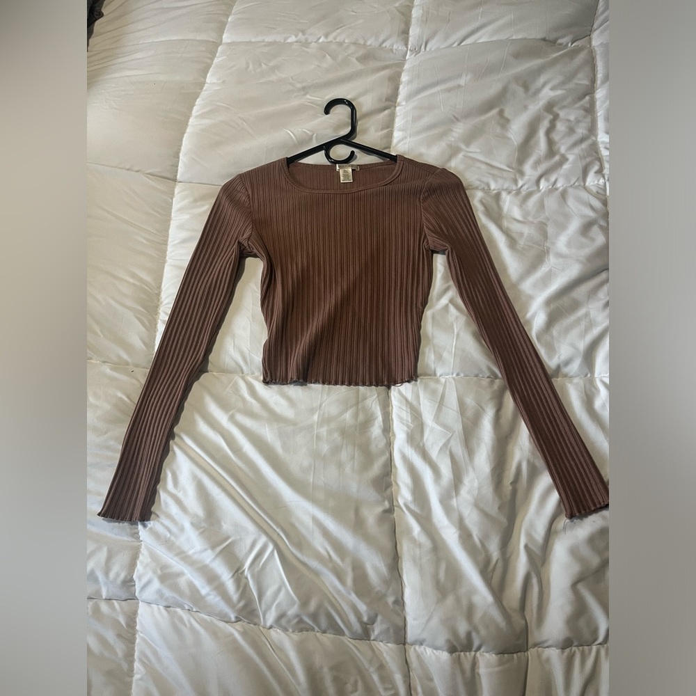 Slight cropped long sleeve top. Size Small